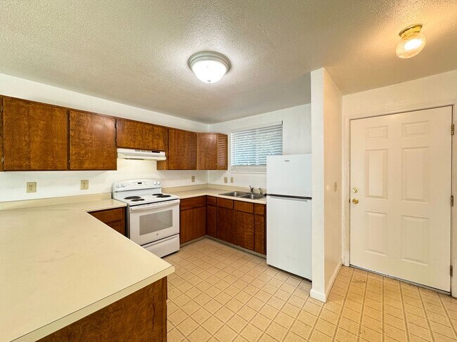 Foto del edificio - 2148 Primrose Dr