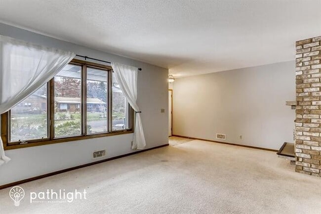 Building Photo - 972 Valley Oaks Rd, Vadnais Heights, MN, 5...