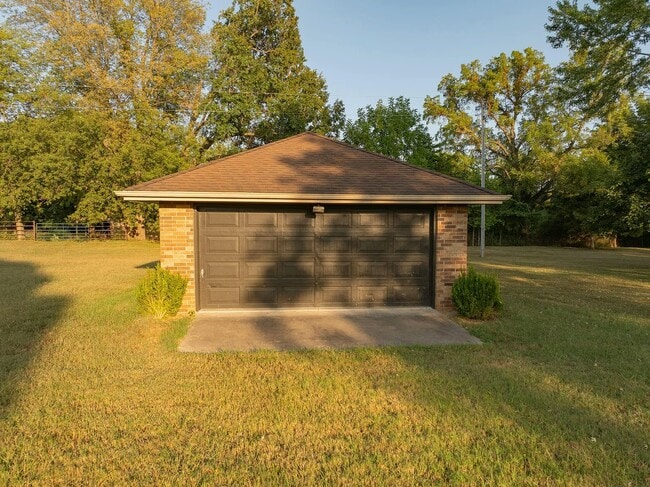 Building Photo - 8430 N Oaklawn Dr