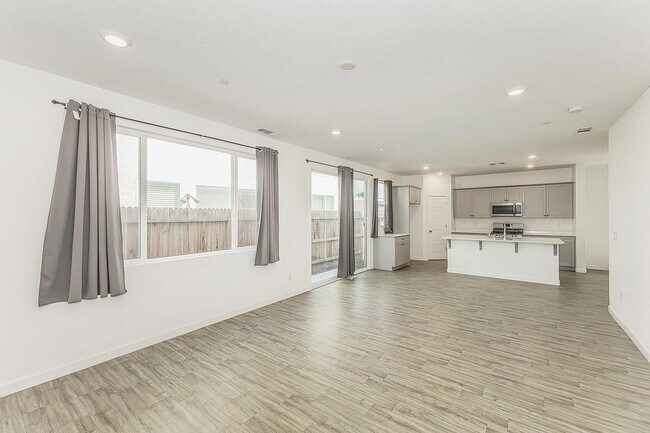 Building Photo - 2844 N Vahe Ave