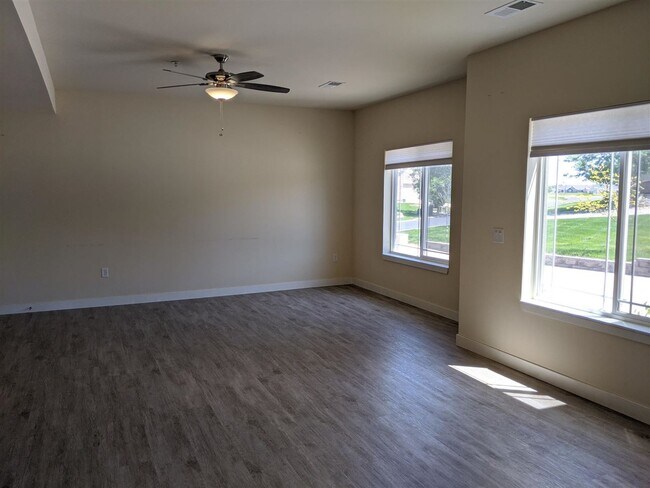 Building Photo - 1325 Bunker Hill Dr