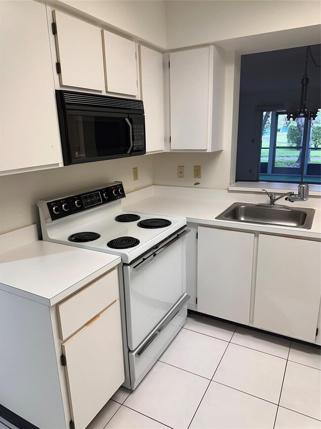 Foto del edificio - 7281 Amberly Ln