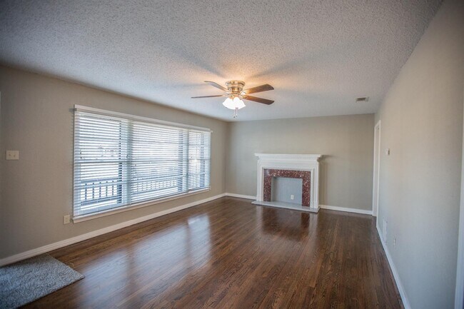 Foto del edificio - MOVE-IN SPECIAL: Completely Updated Three ...