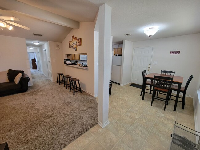 Building Photo - College Station - 3 Bedrooms / 2 bath / Fe...