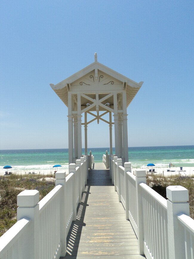 Short walk to the Beach - 114 Carillon Market St