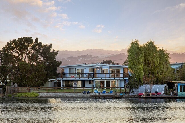 Foto del edificio - Luxury Waterfront Living with Patio & Fenc...