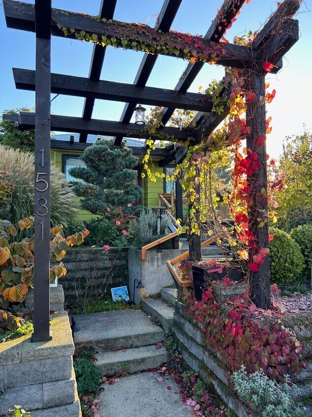 Primary Photo - Cozy 2 Bedroom in Charming Everett Neighbo...