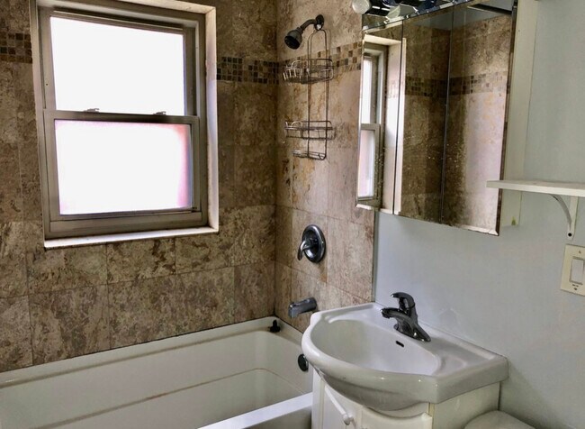 Building Photo - 2525 W Farragut Ave