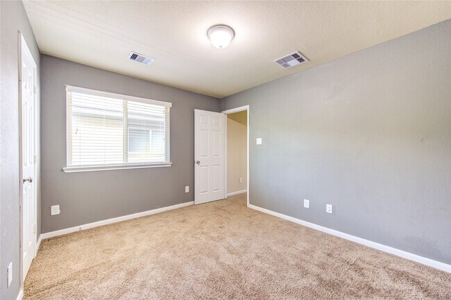 Foto del edificio - 15727 Whisper Woods Dr