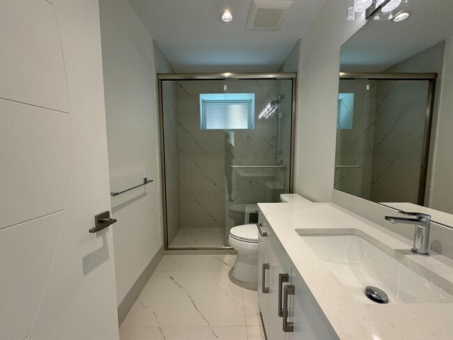 Building Photo - 1915 E 37th Ave