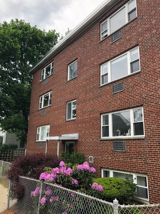 Building Photo - 2Br/1Bth apartment available June 1, 2026. Great location. Laundry in building!