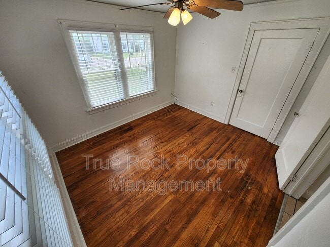 Building Photo - 1112 E Corona St