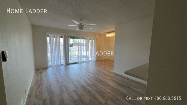 Foto del edificio - 842 N Las Palmas Dr