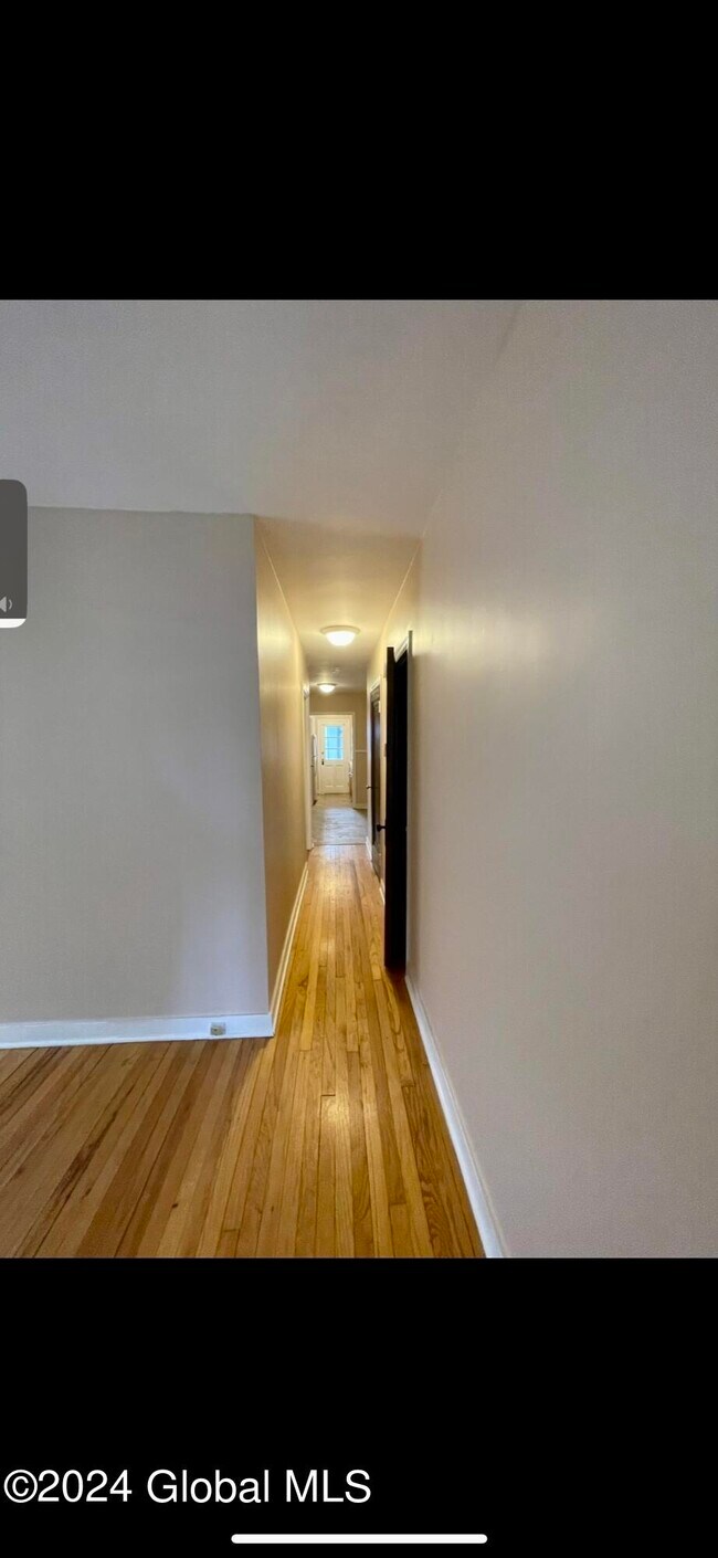 2228 Crescent Rd Unit 1, Niskayuna, NY 12309 Room for Rent in