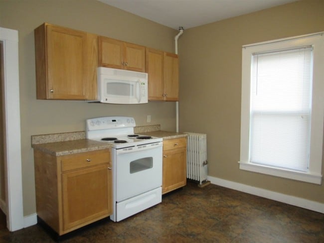 Building Photo - 484 Notre Dame Ave