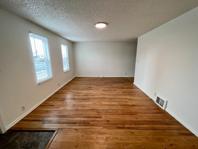 Building Photo - Nice two bedroom duplex!