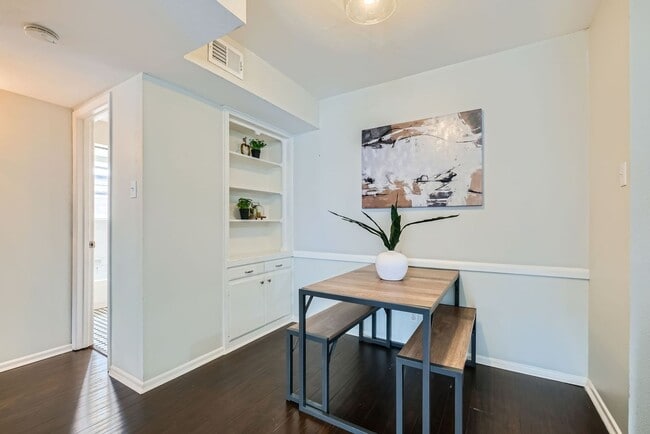 Building Photo - Condominium located in Olmos Park Gardens