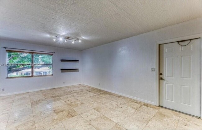 Building Photo - 530 NE 15th Ct