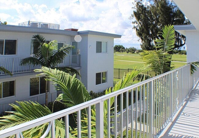 Foto del edificio - 321 S Shore Dr