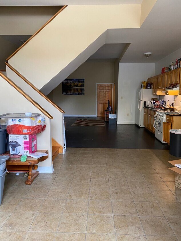 Spacious 4-bedrooms 2-bathrooms - Spacious 4-bedrooms 2-bathrooms