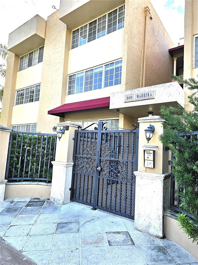 Foto del edificio - 300 Madeira Ave