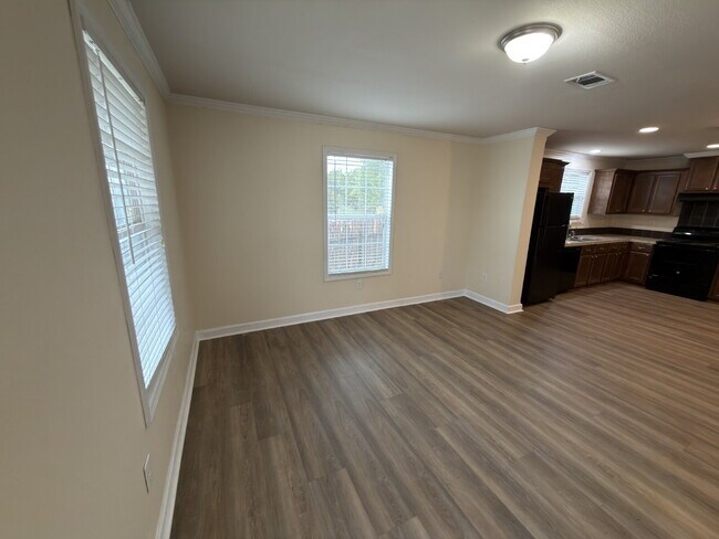 Building Photo - Three bedroom duplex close to Canyon Lake Highschool