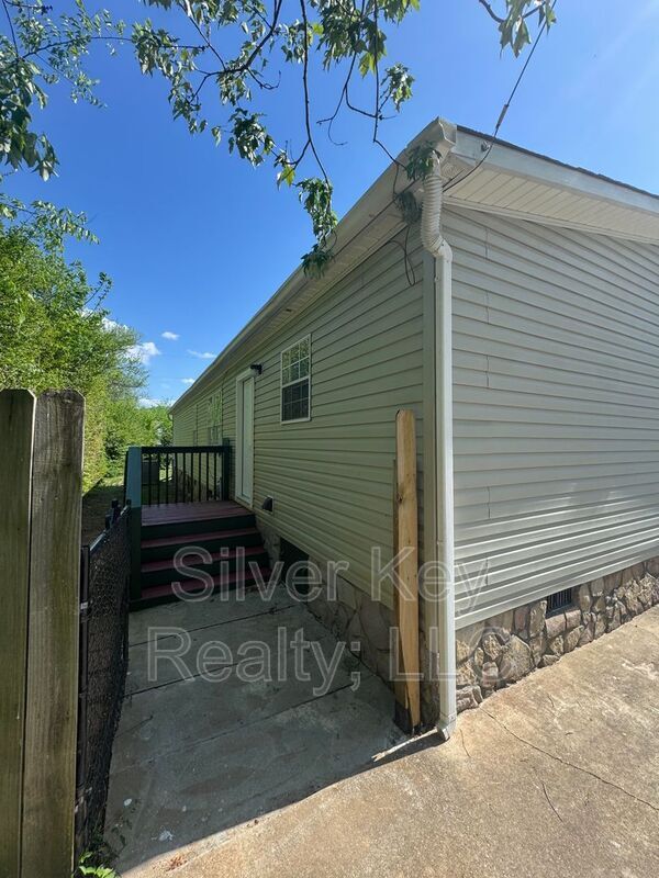 Building Photo - 1005 Moore St