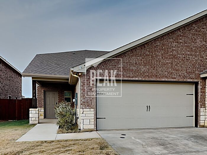 Primary Photo - Beautiful Townhome for Rent in Granbury!