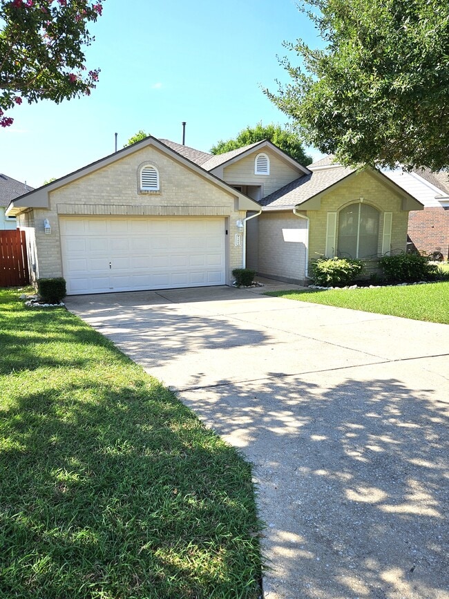 Building Photo - 1002 Woodview Dr