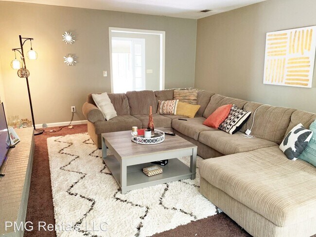 Building Photo - 4 br, 2 bath Room For Rent - 114 Forest Way