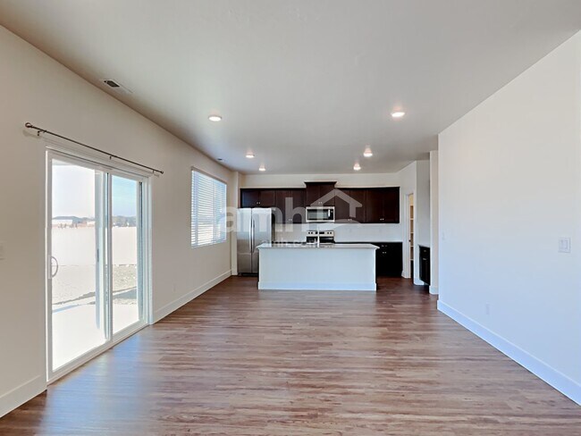 Building Photo - 901 N Barkvine Ave