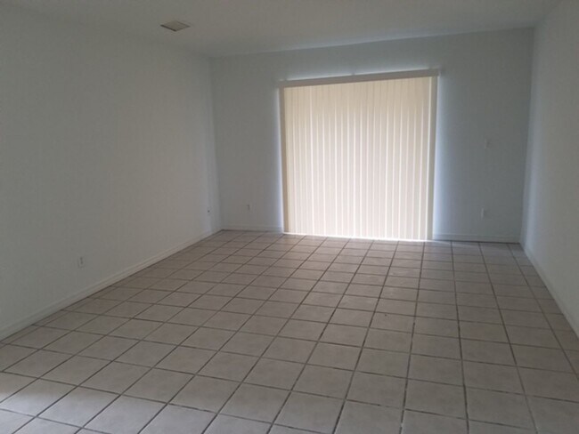 Foto del edificio - 2424-2426 Milton Ave.