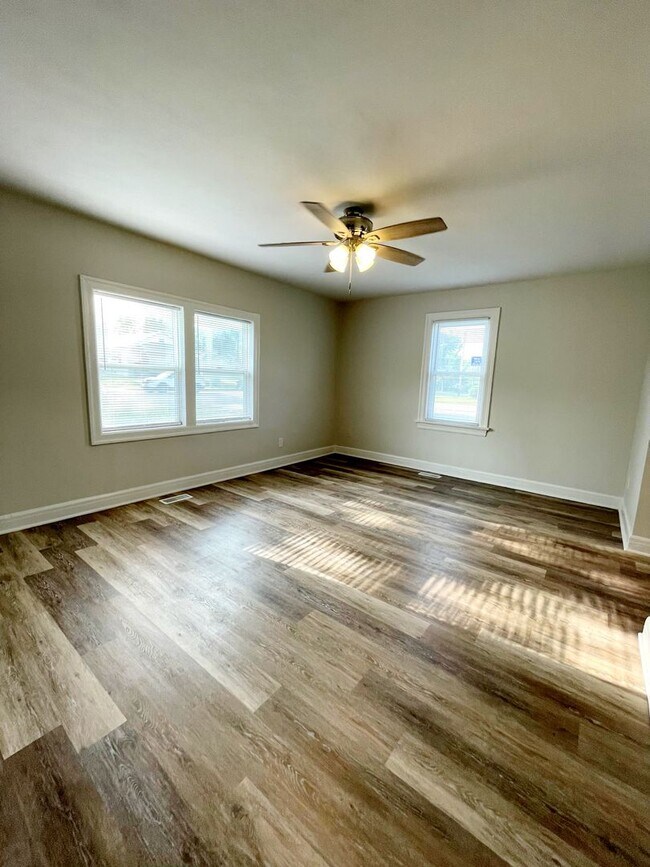 Building Photo - 2 Living Area's & 2 Car Garage - Near MSU, OTC W/ Silver Springs Park in Your Back Yard