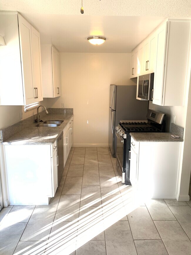 Building Photo - 836 Westbourne Dr