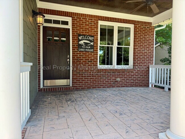 Foto del edificio - 616 Lake Artesia Ln