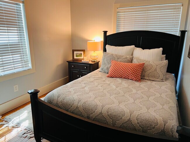 Downstairs Guest Room - 1143 King St