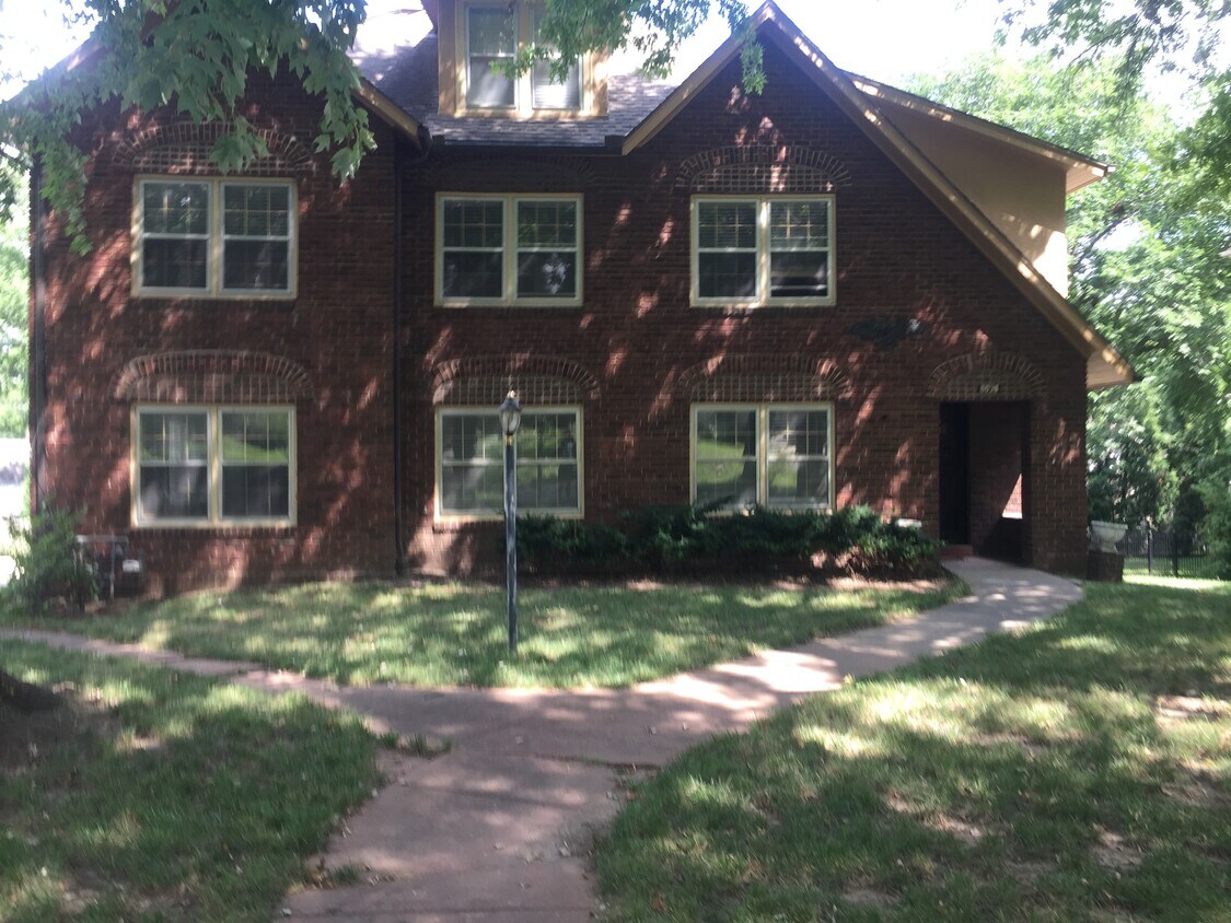 Front View - 6035 Oak St