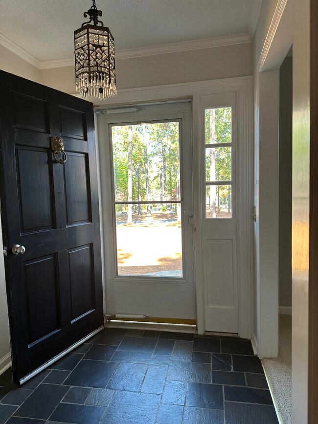 Building Photo - 147 Pine Ridge Dr