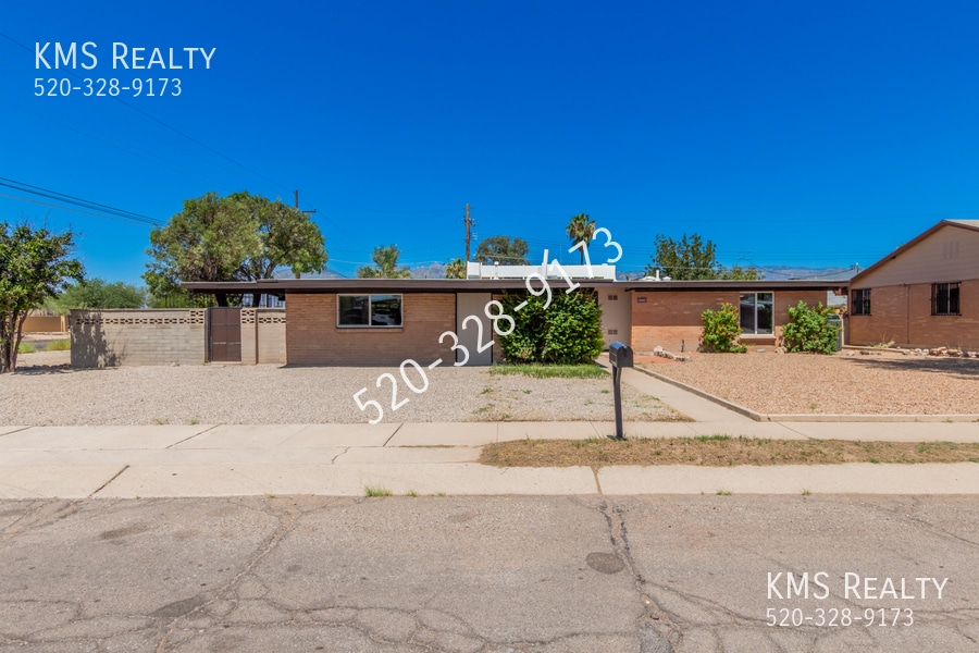 Primary Photo - 4 Beds / 2 Bath - OWNER/AGENT