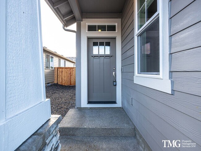 Building Photo - Gorgeous 4 Bedroom House with 3- Car Garag...