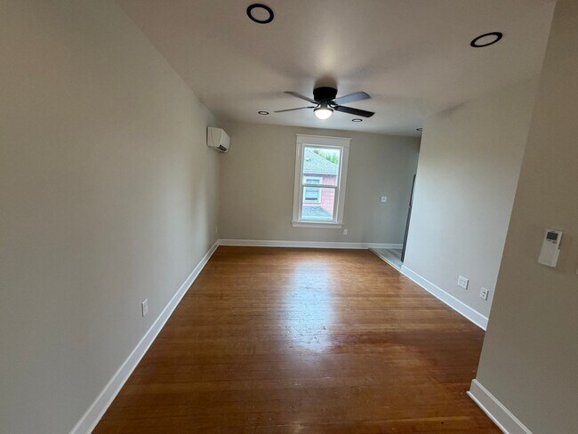Foto del edificio - Gorgeous Newly Remodeled Upper Unit in Buckman with Washer/Dryer, A/C
