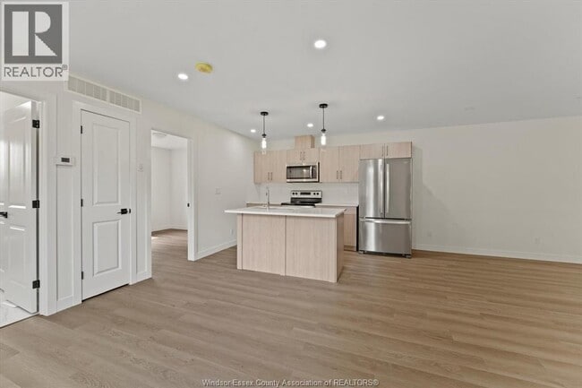 Building Photo - 2463 Front Rd