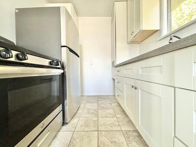 Building Photo - 821 Maple St Santa Monica CA 90405