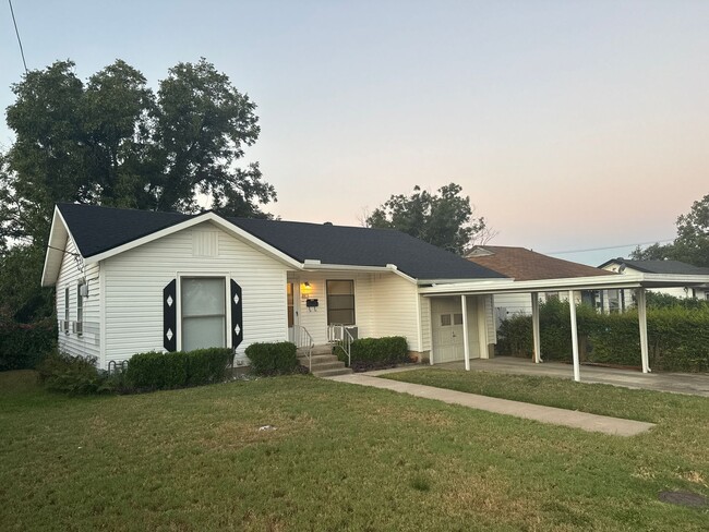 Foto del edificio - CUTE!!! 2 Bedroom 1 Bath Cute Home with Beautiful Landscaping and Garage