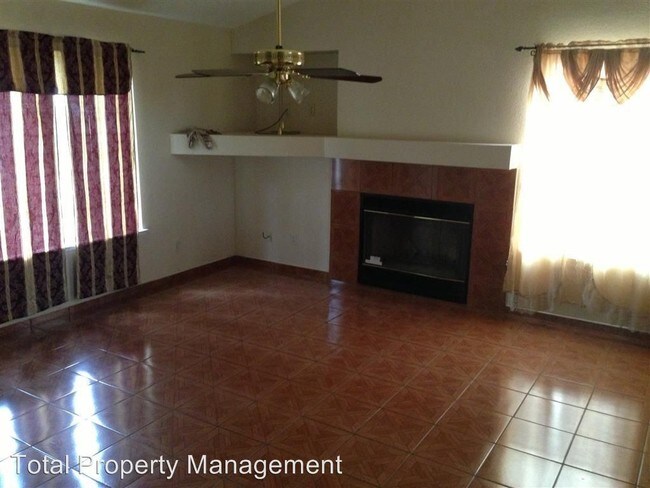 Foto del edificio - 3 br, 2 bath House - 925 Petunia St.