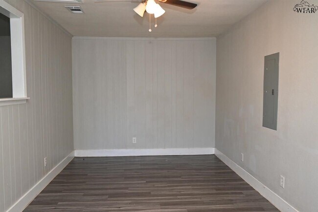Building Photo - 204 W Garden Dr