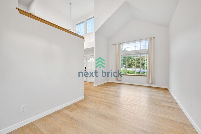 Building Photo - 3 BED & 2.5 BATH FOR RENT