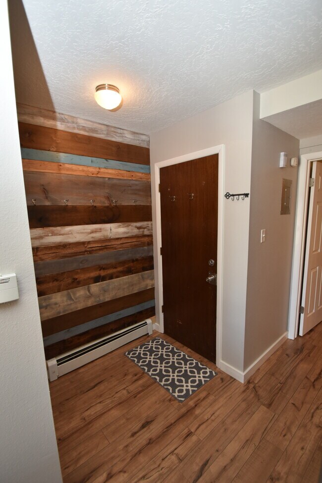 Building Photo - 833 Straight Creek Dr