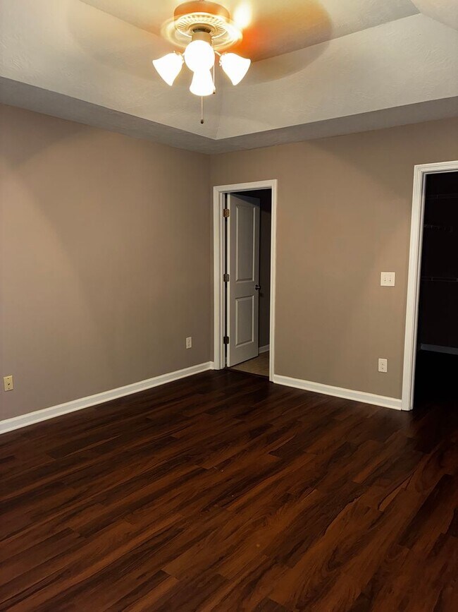 Foto del edificio - Elegant 3-Bedroom Townhouse with Modern Comforts.