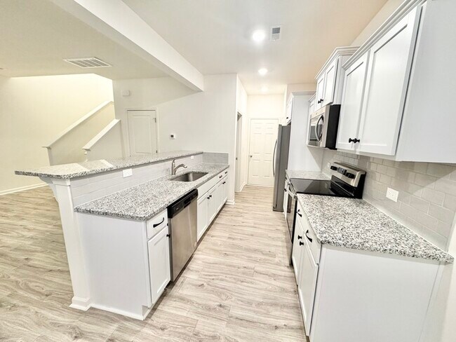 Foto del edificio - Three bedroom 2 1/2 bath near the I 40 and the I 77